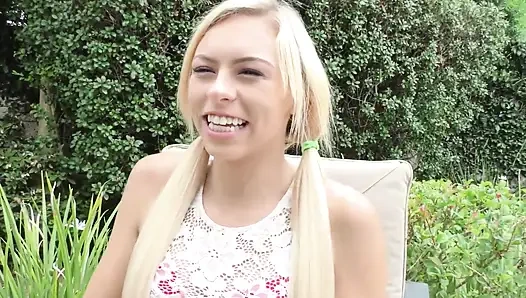 Vibratör gerildikten sonra ıslak gırtlağına kadar damlayan tükürük