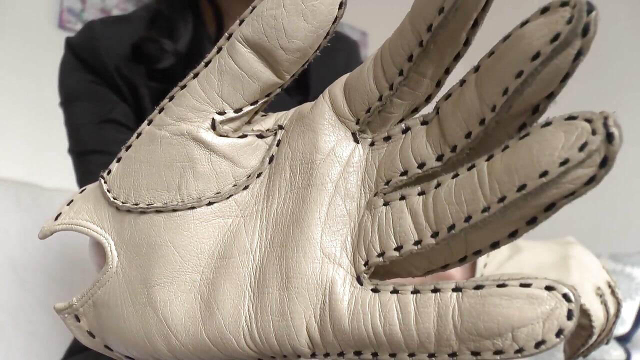 Guantes de cuero beige con un fuerte aroma de cuero en tu cara, Lady Victoria Valente