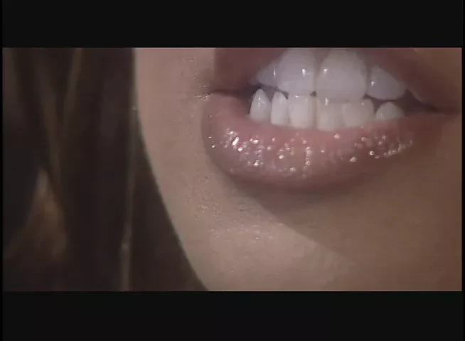 有着天使脸孔和恶魔灵魂的迷人金发女郎并不反对在惩教学院接受同性恋游戏的训练