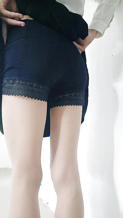 廃屋で女装するフェムボーイの見せ場。