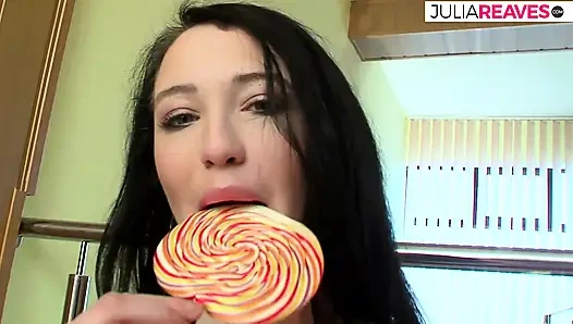 Kız şekerle mastürbasyon yapıyor ve sonra sikiliyor ve boşalıyor