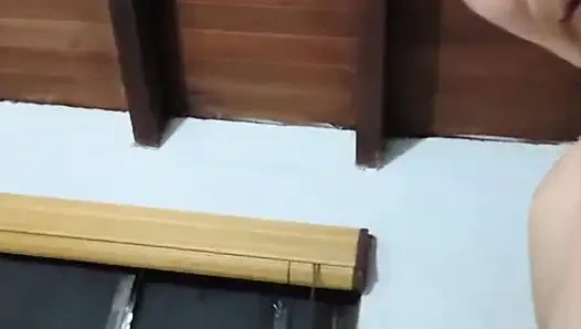 Возбужденная женщина трет свою киску дилдо