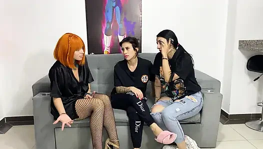 Lezbiyen tomboy üçlü büyük beyaz bir popo yiyor