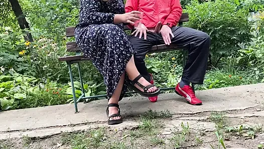 Reife stiefmutter melkt meinen schwanz draußen im park