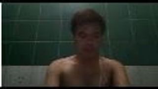 Aziatische masturbeert in de badkamer