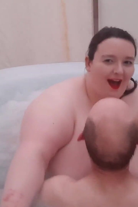 Cavalgando pau na vaqueira da banheira