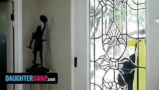 Daughterswap - mükemmel orta yaşlı seksi üvey anneler genç üvey kızlarını değiştiriyor ve onlara seks hakkında her şeyi öğretiyor
