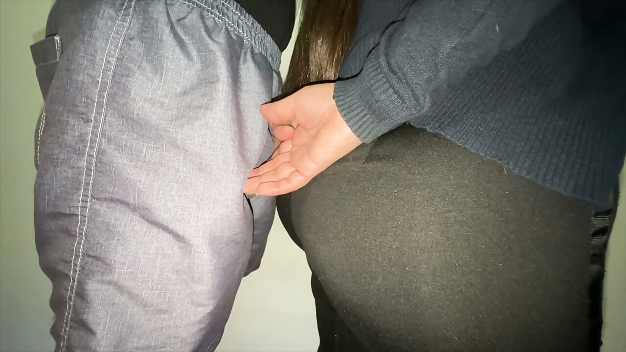 Dívka S Velkými Prsy Tápá Po Cizím Penisu