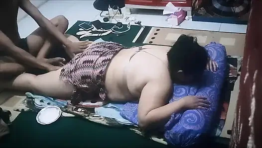 Kilolu dul kadın masaj sırasında azıyor