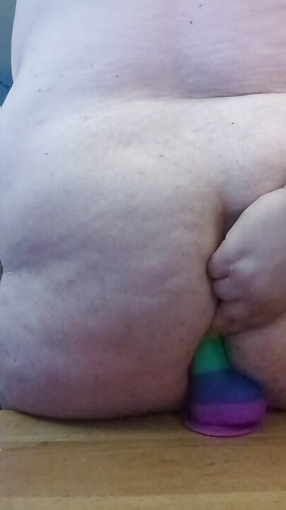 巨大なディルドに乗って、ペニスのために穴を広げる