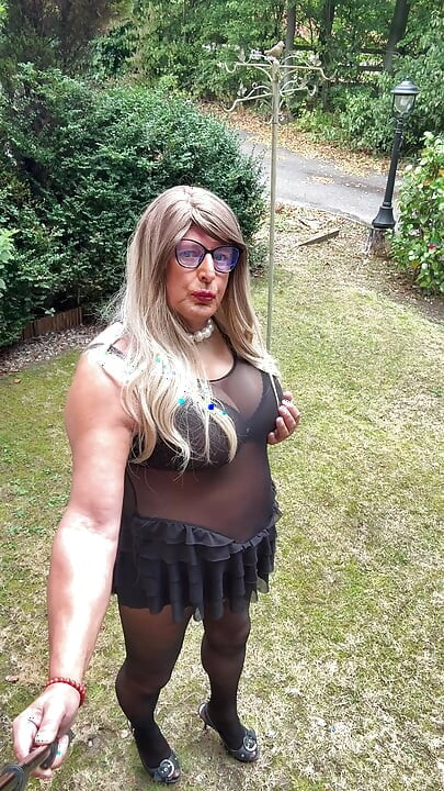 Seksi transvestit kellycd2022 u crnim bešavnim najlonkama i štiklama