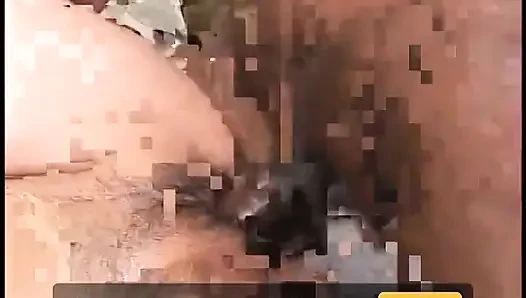 Siyah adam sakso çektikten ve amını siktirdikten sonra Asyalı amcığının içine boşalıyor