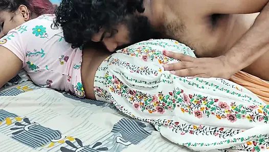 Romansa ciuman pantat panas dalam rok
