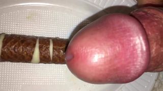 Сперма на шоколадном ролле