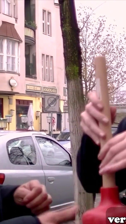 Njemačka stara domaćica flertuje na ulici i dobiva jebanje | Isječak 1