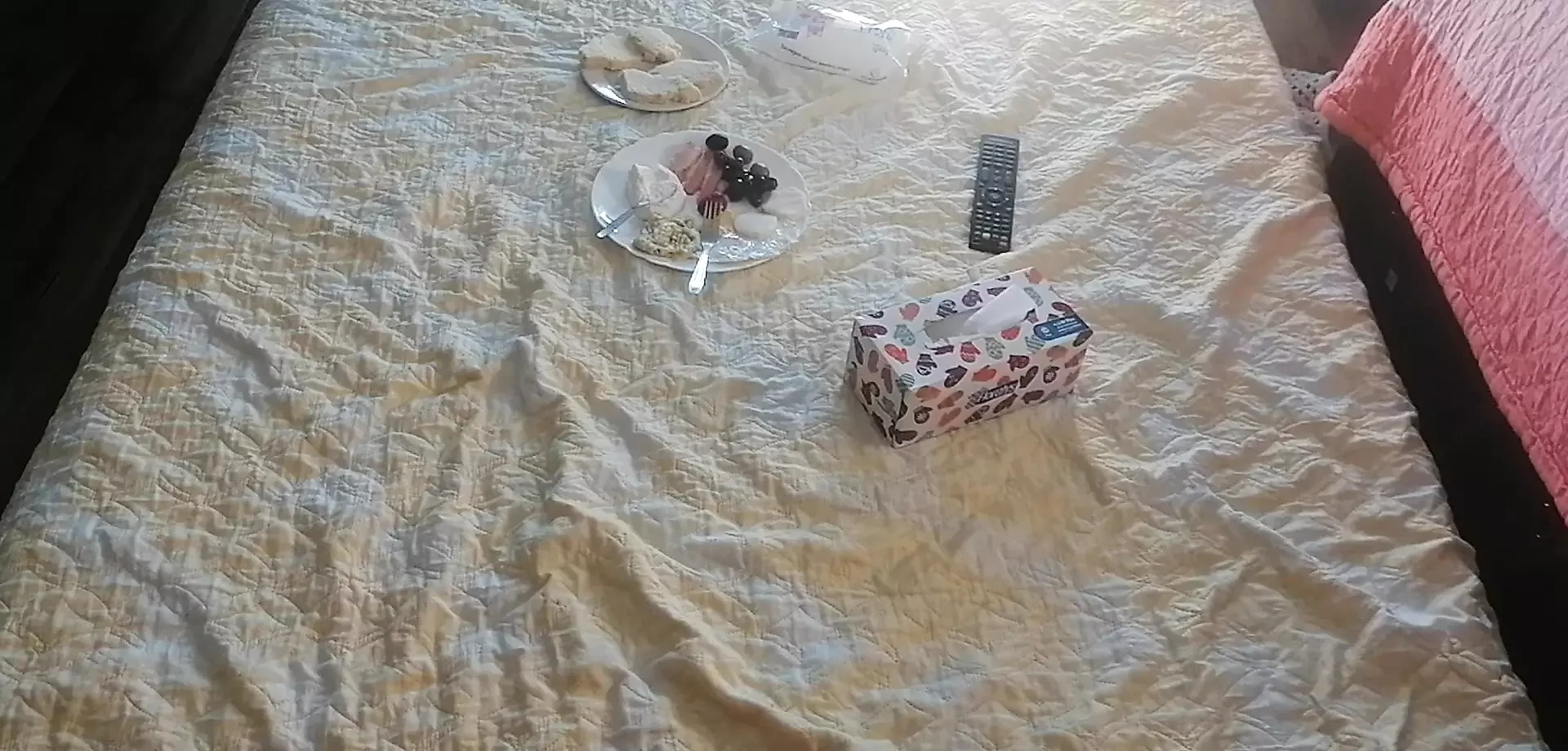 Sexig fru som äter frukost i sovrummet. Amatör fru gör ett träningspass hemma naken.