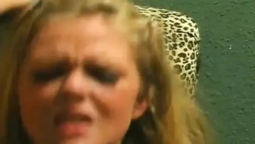 Blonde MILF wird geleckt und hart gefickt