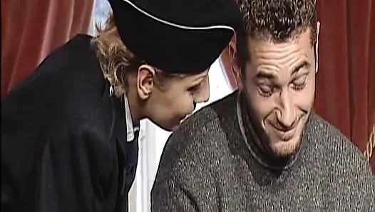 Sarışın Alman orta yaşlı seksi hatun gavat klasik sahnede sikiliyor