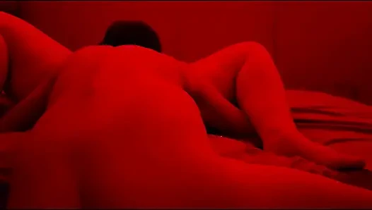 Yağlanıyor ve küçük bir sürtük gibi sikiliyor