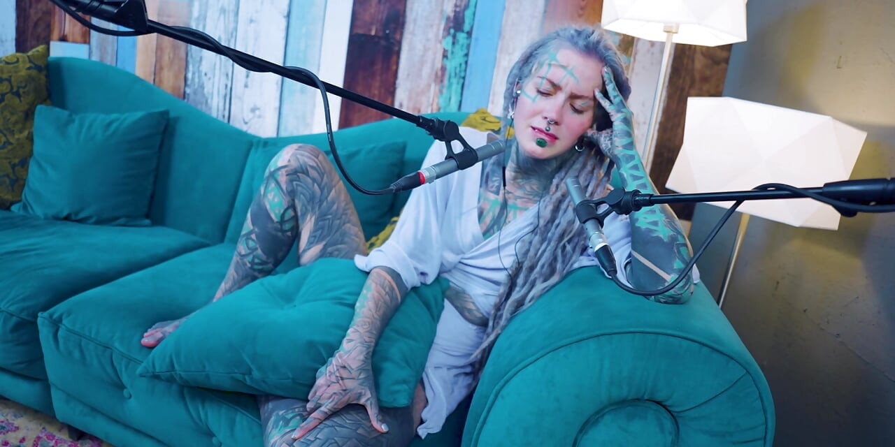 Eu falo sobre H - Felicidade - asmr podcast SFW falando gótica magrinha menina dreadlocks tatuagem modelo tatuada menina