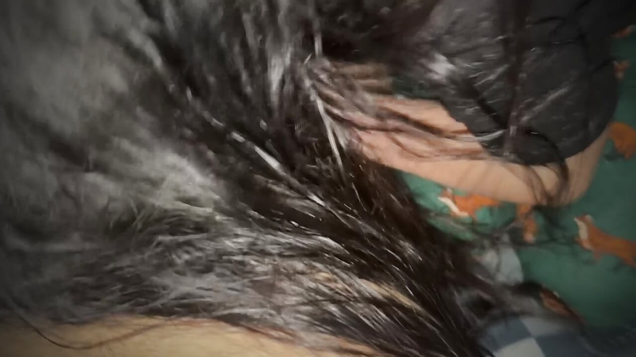 The virgin girl got her tight pussy fucked by the neighbor's big and thick penis, and fully satisfied the pussy.