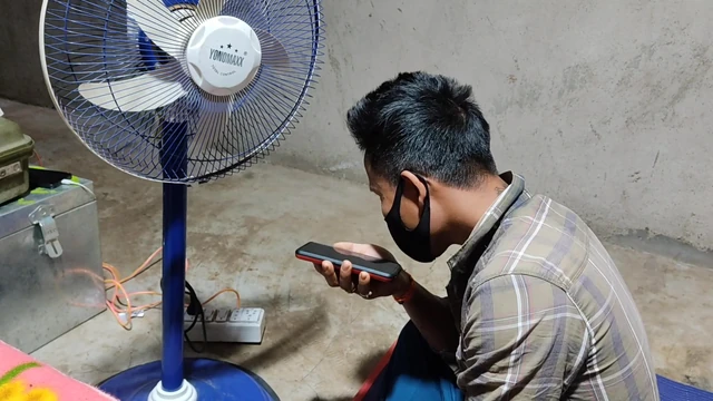 A Unique Sexy Story of a Fun Mechanic and a Fan Repairmaster - Indian Gay - Hindi Movies R