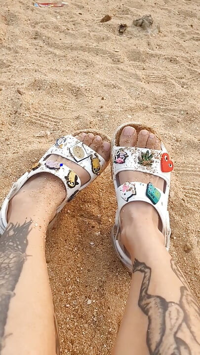 Милуйся моїми пальцями ніг у Crocs On Beach