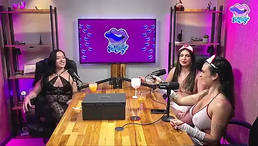 Aksi hot lesbian di podcast tv california! Masih banyak pelacur lagi!