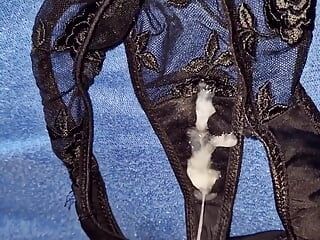 Éjaculation énorme dans des string noirs sexy
