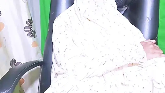 Hijabi Queen. Muslim Girl showing her Asshole and Fingering wearing Hijab.