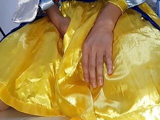 Сперма на симпатичное атласное платье принцессы Disney Белоснежка