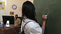 Japanse jonge milf neukt haar leraar