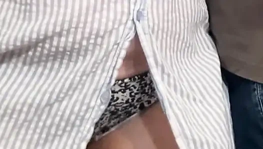 Случайный незнакомец трет мои трусики прямо в нижнем пути