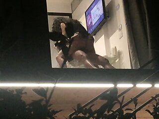Un voyeur surprend un couple excité en train de baiser par la fenêtre de l'hôtel