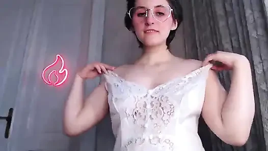 Kamera kızı gecelik altında tam çalı