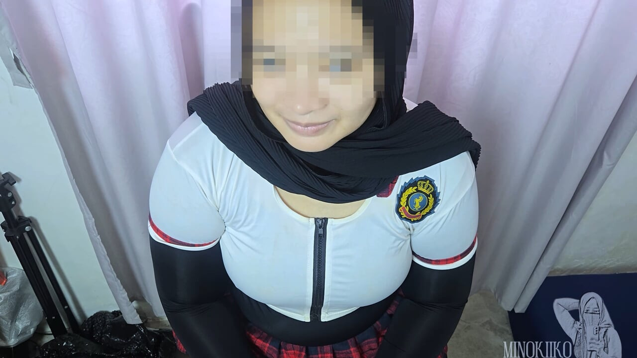 ぽっちゃりしたアジア系ヒジャブの女子高生は成績を直すためなら何でもする - ミノキイコ