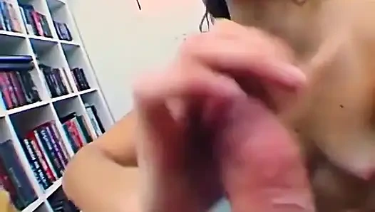 Ihr erster sybian-ritt, komplett mit sperma