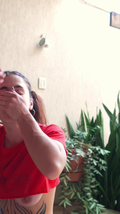 Une bombasse coquine avale de la pisse jusqu’à ce qu’elle soit salissante, de son cul sale à sa bouche et prolapsus, creampie anal ! | Clip 1