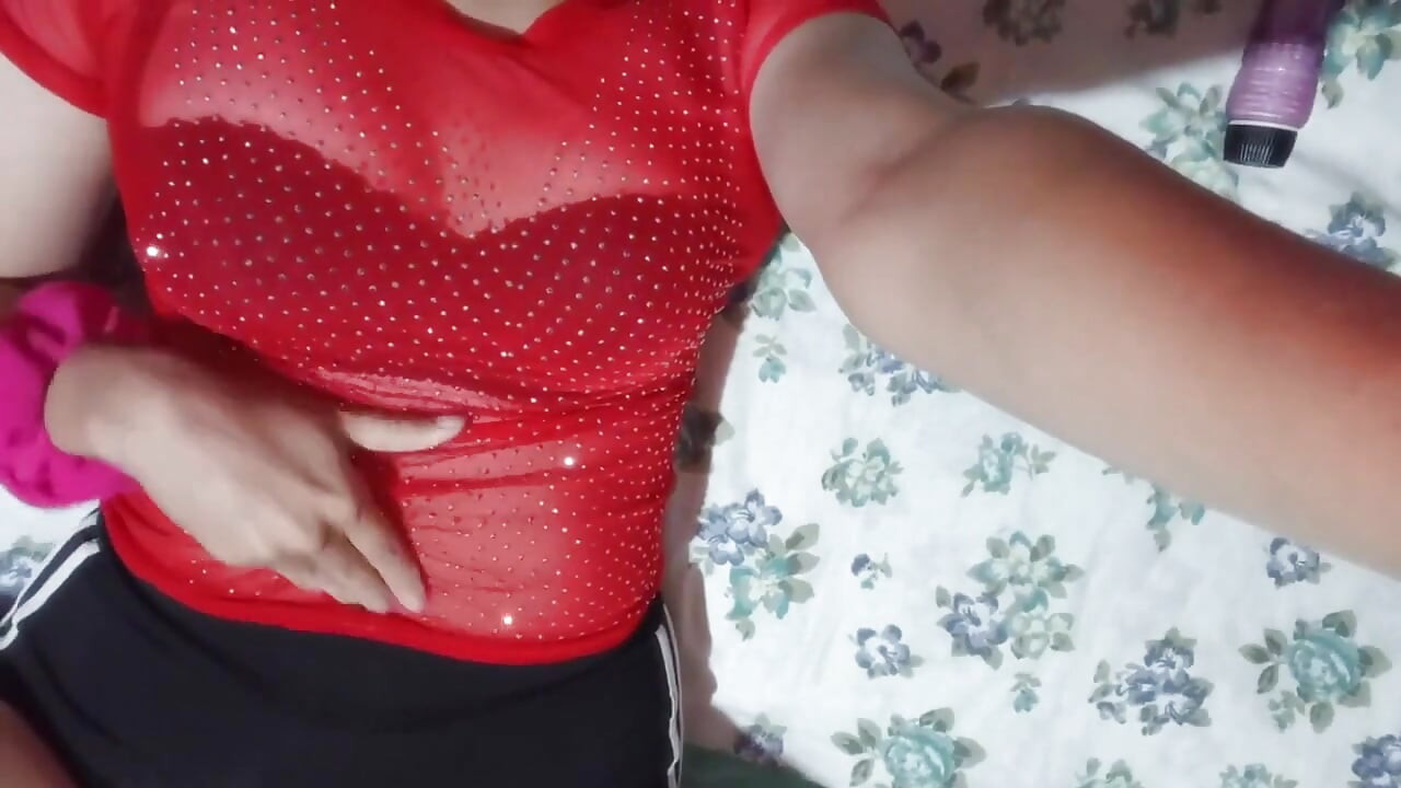 Je suis tellement sexy que j’ai envie de me toucher pendant que tu me regardes