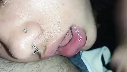 CREAMPIE-GESICHTSBEHANDLUNG, DIE VIEL SPERMA AUF IHRE WUNDERSCHÖNEN, VOLLEN LIPPEN SPRITZTE