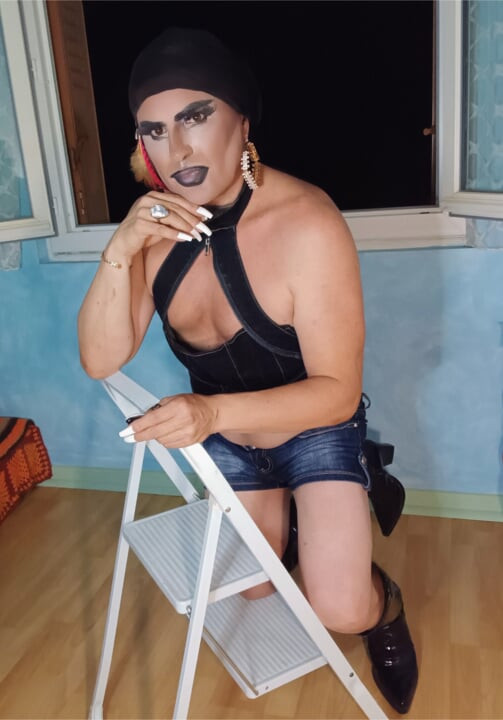 Sexy mature slut sissy gypsy exhibe herself on the window of building