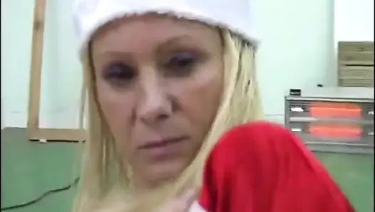 Cosplay ficksession mit santa. Mrs clause lutscht seinen schwanz, fickt ihn und beugt sich vorn