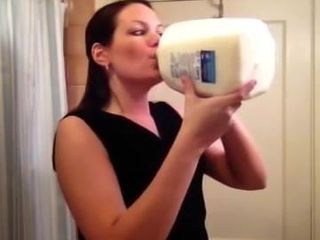 Señora amateur intenta el desafío de la leche