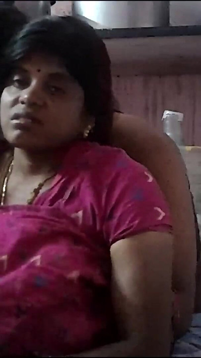 Momen penting dari "ibu rumah tangga desa India dan teman seksi berciuman dan menikmati gerakan"