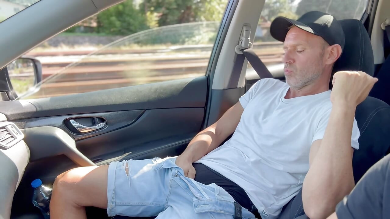 I took my cock out in his car, because I felt very well that all he wanted was to suck me !