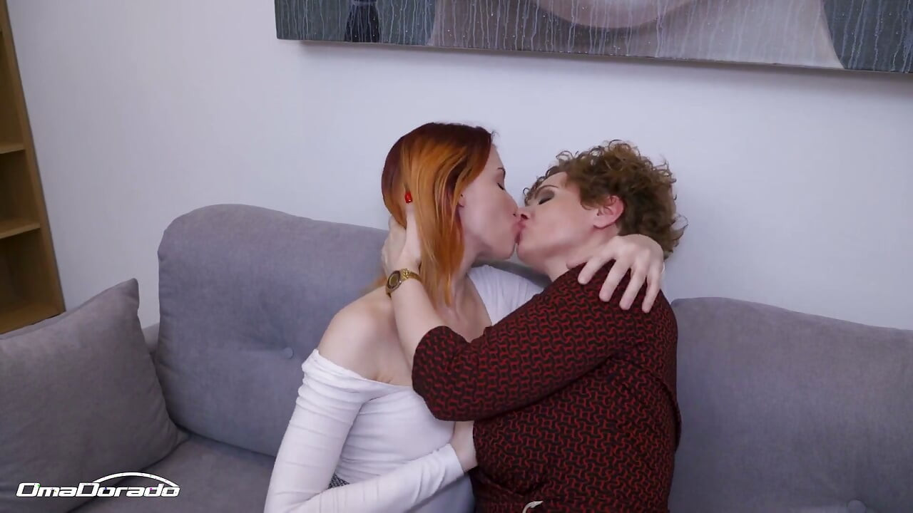 Bunicuța profită de fata de alături! Lesbiană reală bătrână și tânără! - Edpisodul 3
