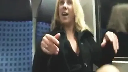 Имя ее шлюха - блондинка мастурбирует, трахается и сосет в поезде