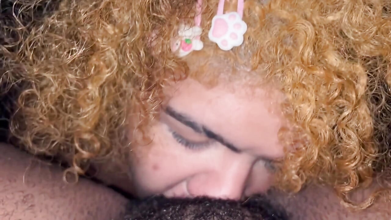 Ma copine trans m’a fait sucer et m’a fait jouir fort, j’ai rendu la faveur en lui suçant la bite