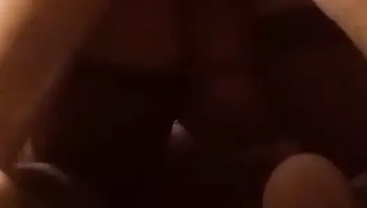 Sikişen evli kadın bir arkadaşı tarafından sikiliyor, bundan hoşlanıyor