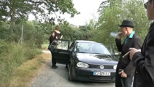 Freches französisches paar hat spaß im freien mit sexy brünette